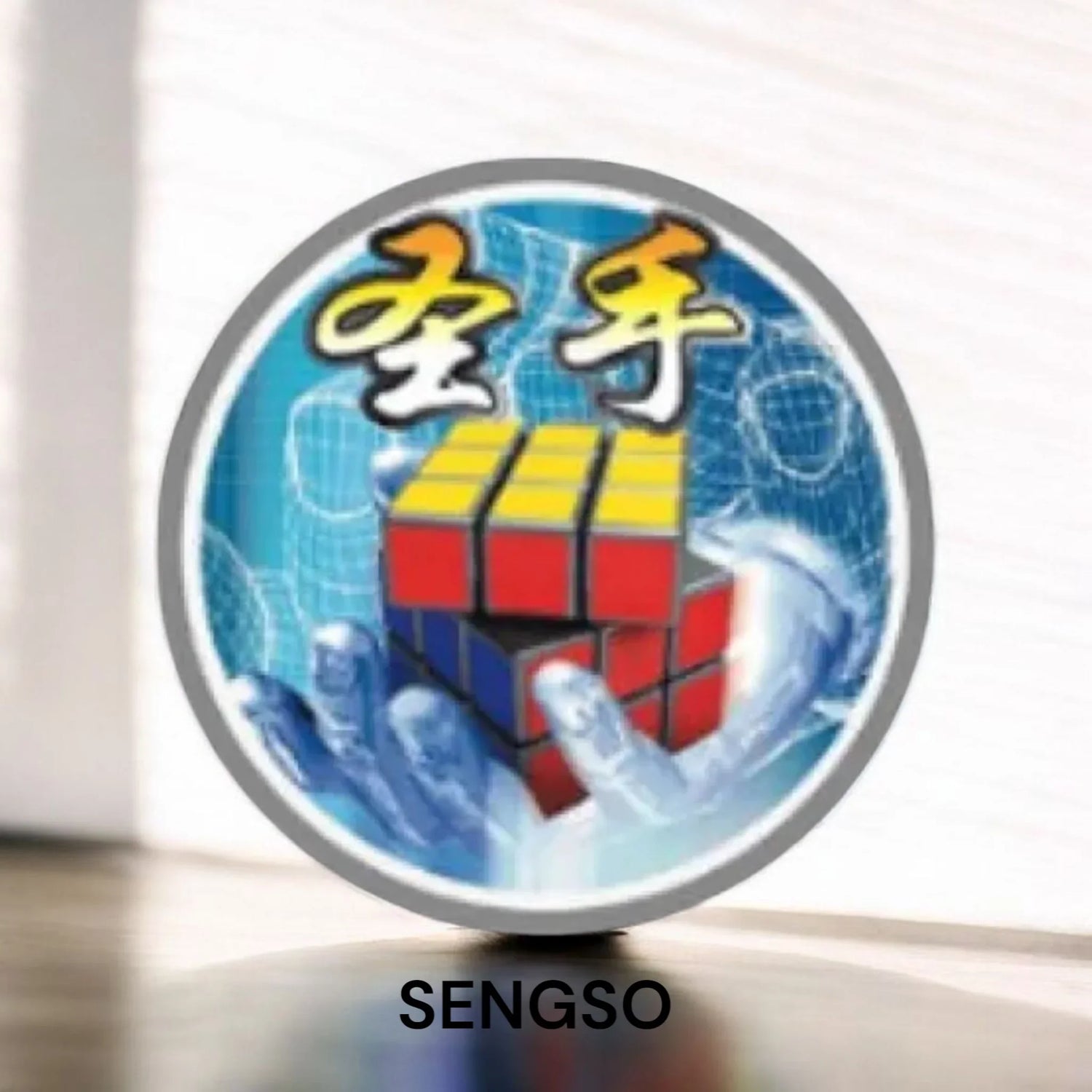 Logo de SENGSO con cubo Rubik en manos robóticas y fondo azul geométrico