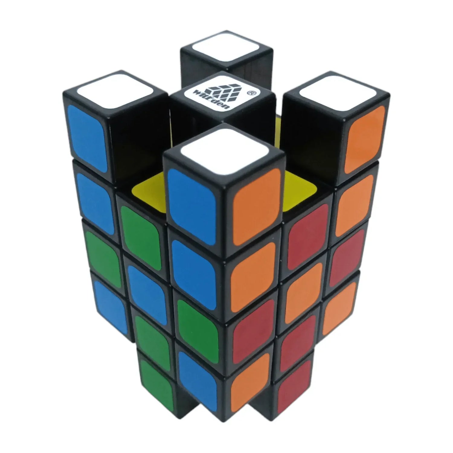 Cubo Diansheng Tetra Pyraminx 3x3 con piezas de colores desordenado sobre fondo blanco