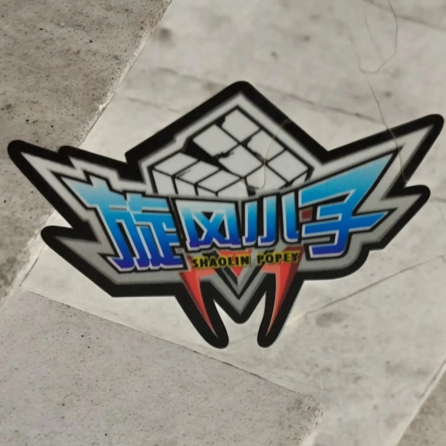 Logo de Marca Cyclone Boys con cubo rubik y fondo gris