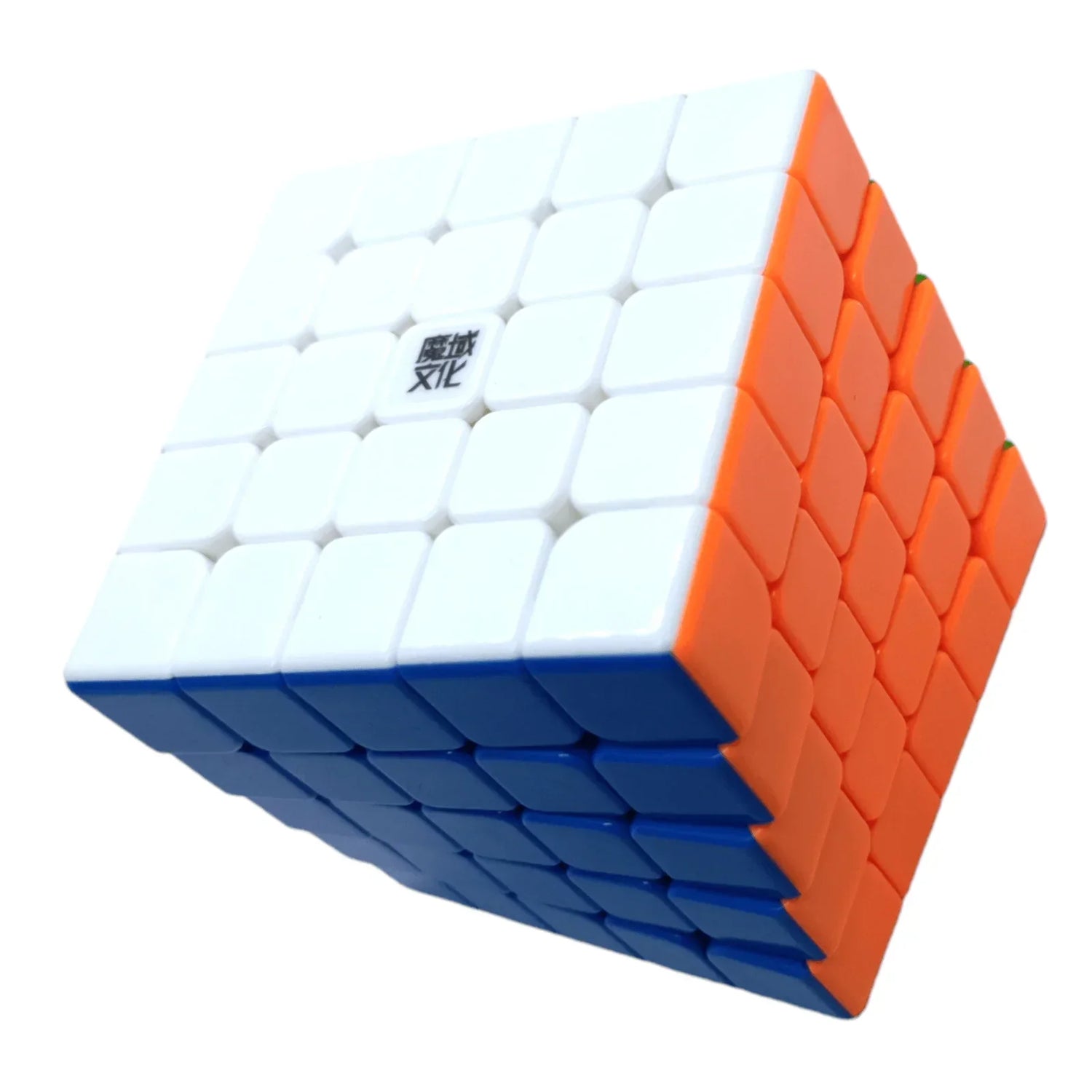 Cubo Moyu Aochuang 5x5 WRM con piezas blancas, naranjas y azules en fondo blanco