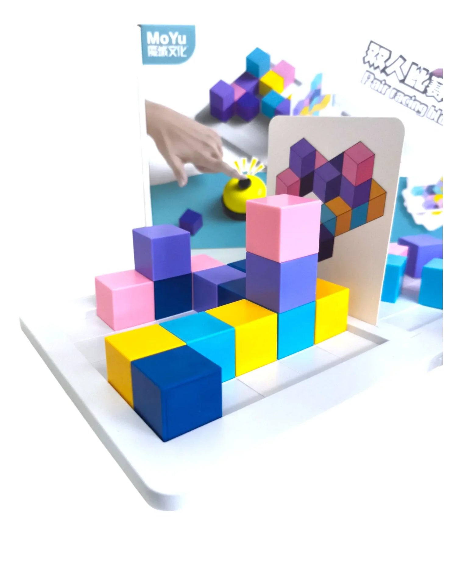 Juego de bloques de colores MoYu Soma sobre base blanca con tarjeta de patrón visible