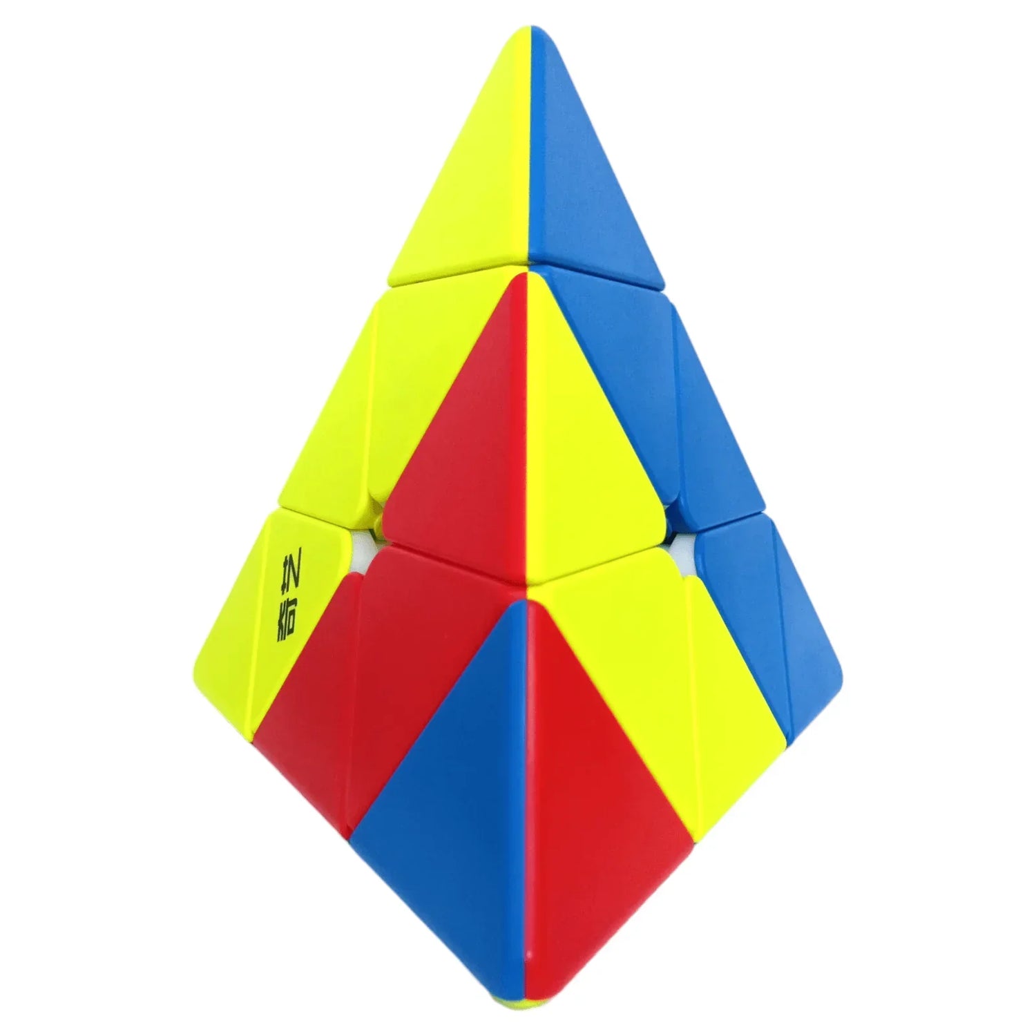 Qiyi Pyraminx Gigante cubo piramidal colorido sobre fondo blanco