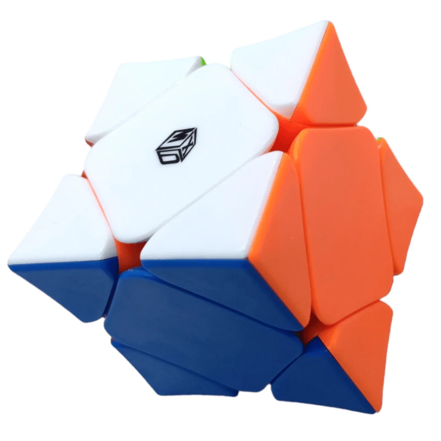 Wingy Skewb 2 cubo de rompecabezas desordenado con piezas naranjas, blancas y azules